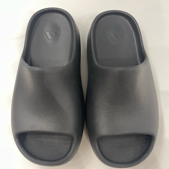 Brand new in box Yeezy slides- onyx size 3 kids - Picture 1 of 8